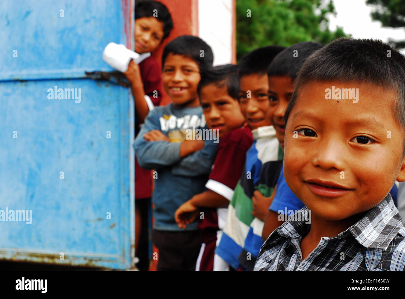 Guatemala, Aguacatan, Schuljungen Warteschlange vor latrine Stockfoto