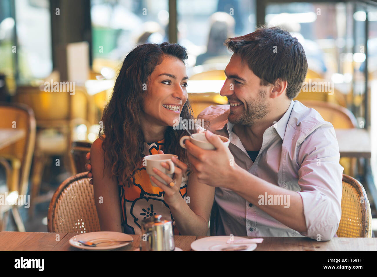 Paar im Café Paris aus Stockfoto