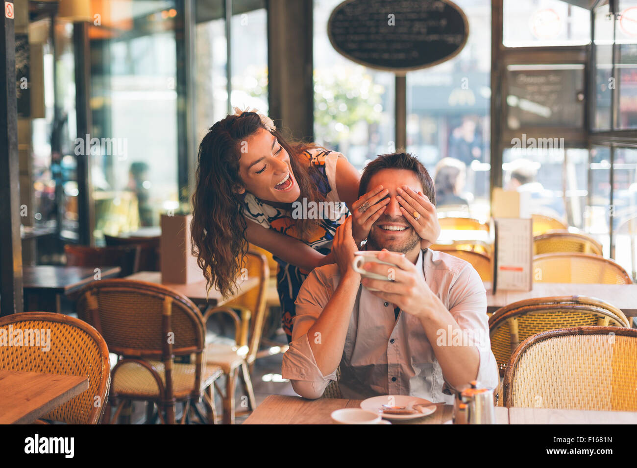 Paar Partnersuche in Cafe, Paris Stockfoto