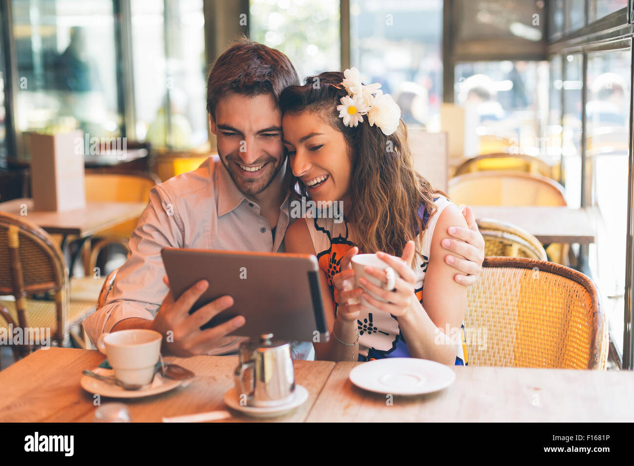 Paris, paar Partnersuche in Cafe Stockfoto