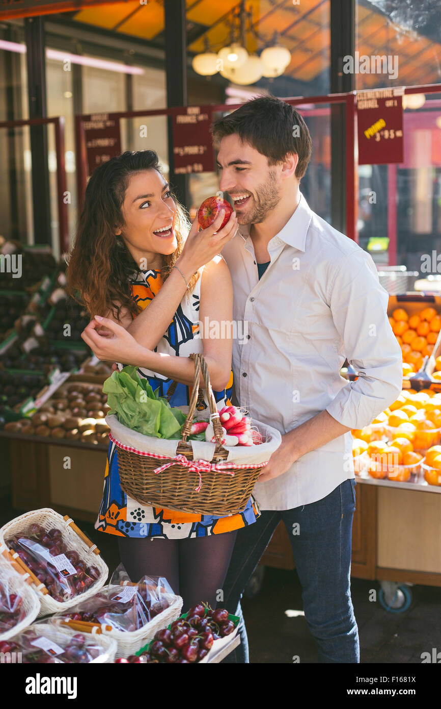 Paar, Einkaufen in Paris Stockfoto