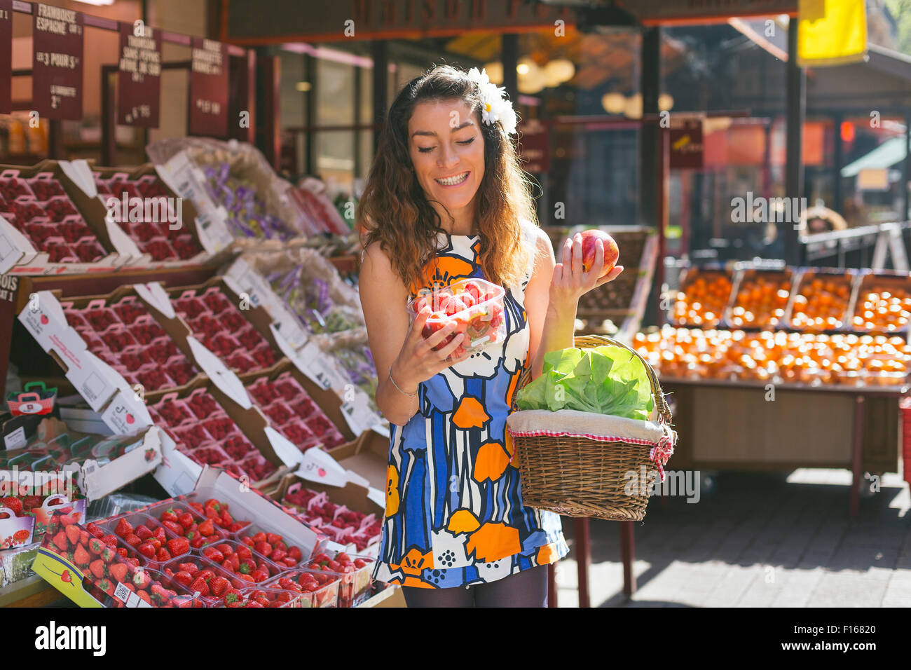 Frau shopping in Paris Stockfoto