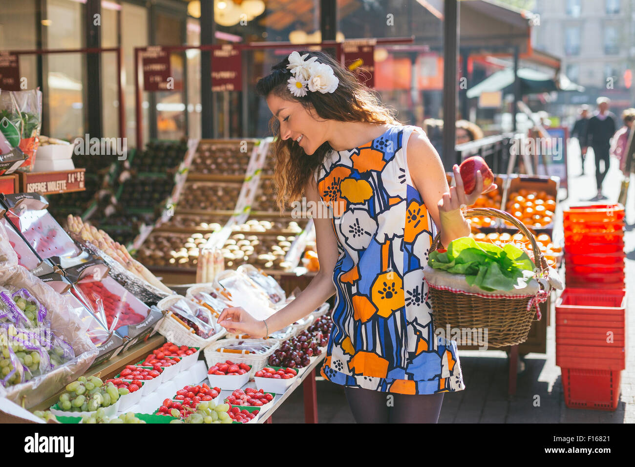 Frau shopping in Paris Stockfoto