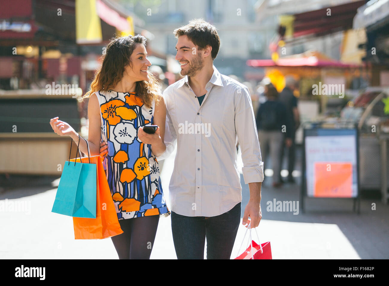 Paar, Einkaufen in Paris Stockfoto