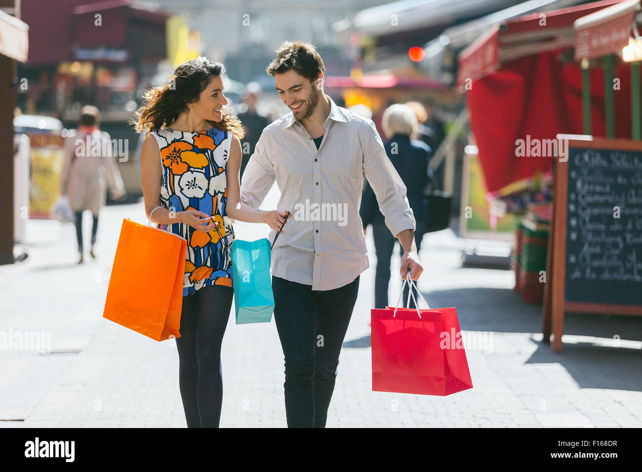 Paar, Einkaufen in Paris Stockfoto