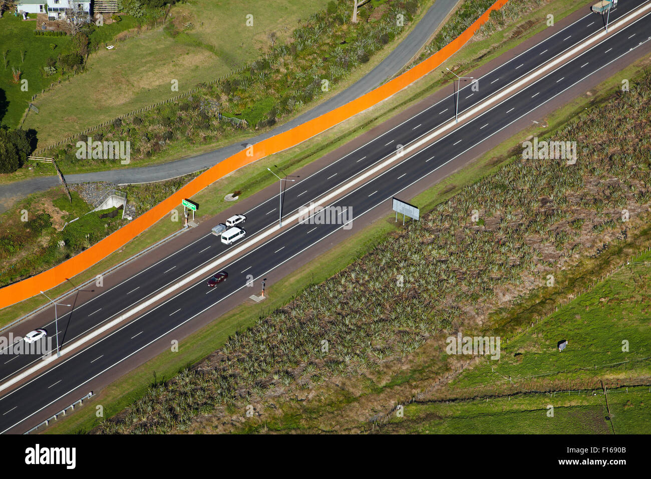 Schallmauer und oberen Hafen-Autobahn, Hobsonville, Auckland, Nordinsel, Neuseeland - Antenne Stockfoto
