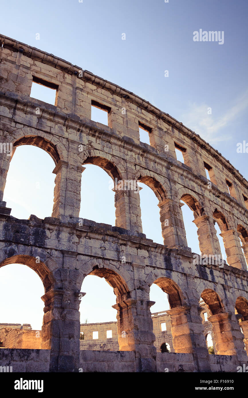 Römische Amphitheater Arena, Theater und Kolosseum. Klassische Antike Baudenkmal. Hohe Wand mit Rundbögen eines alten ein Stockfoto