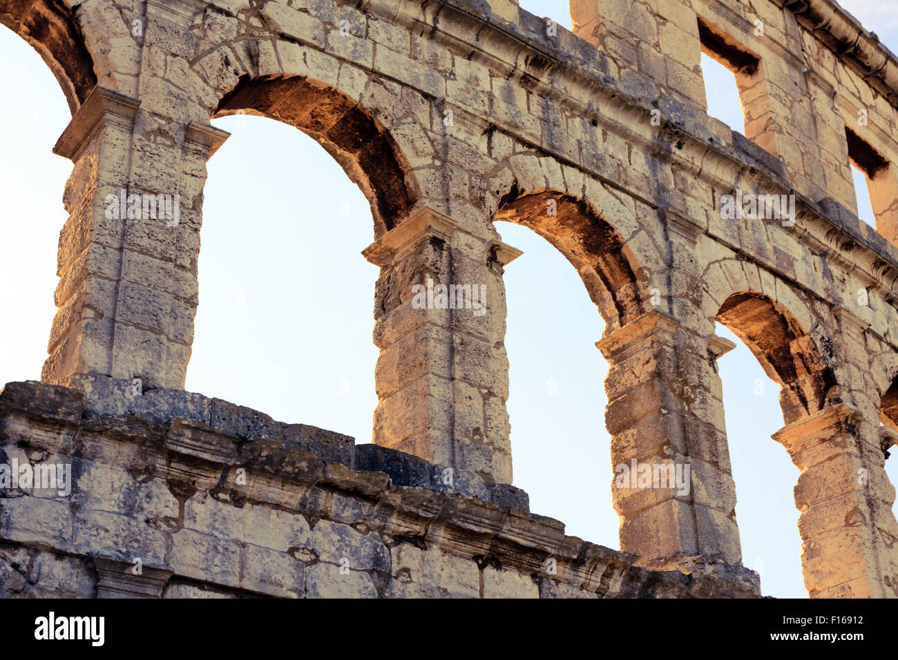 Römische Amphitheater Arena, Theater und Kolosseum. Klassische Antike Baudenkmal. Hohe Wand mit Rundbögen eines alten ein Stockfoto