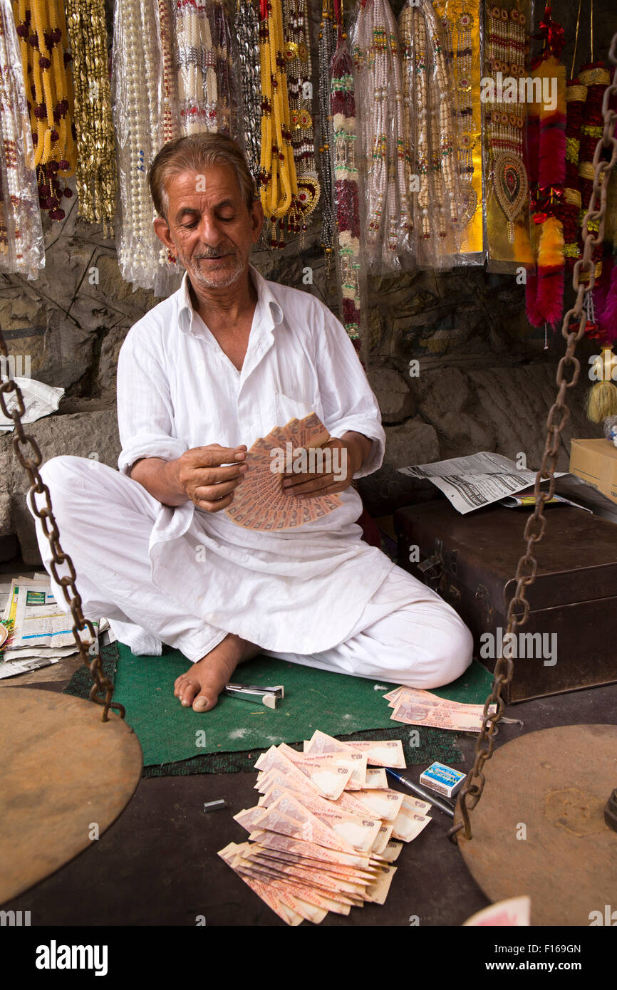 Indien, Jammu & Kaschmir, Srinagar, Altstadt, Sri Ranbir Gunj Basar, Hochzeit Girlande Geldhersteller am Arbeitsplatz Stockfoto