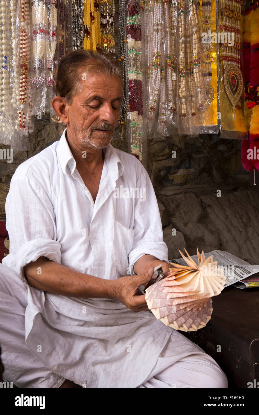 Indien, Jammu & Kaschmir, Srinagar, Altstadt, Sri Ranbir Gunj Basar, Hochzeit Girlande Geldhersteller am Arbeitsplatz Stockfoto