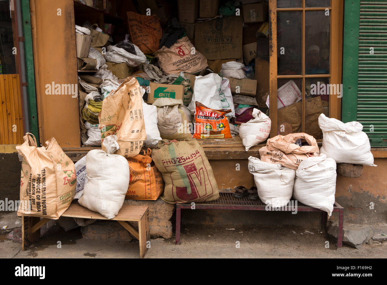 Indien, Jammu & Kaschmir, Srinagar, Altstadt, Sri Ranbir Gunj Basar, Säcke von Lebensmitteln vor chaotischen shop Stockfoto