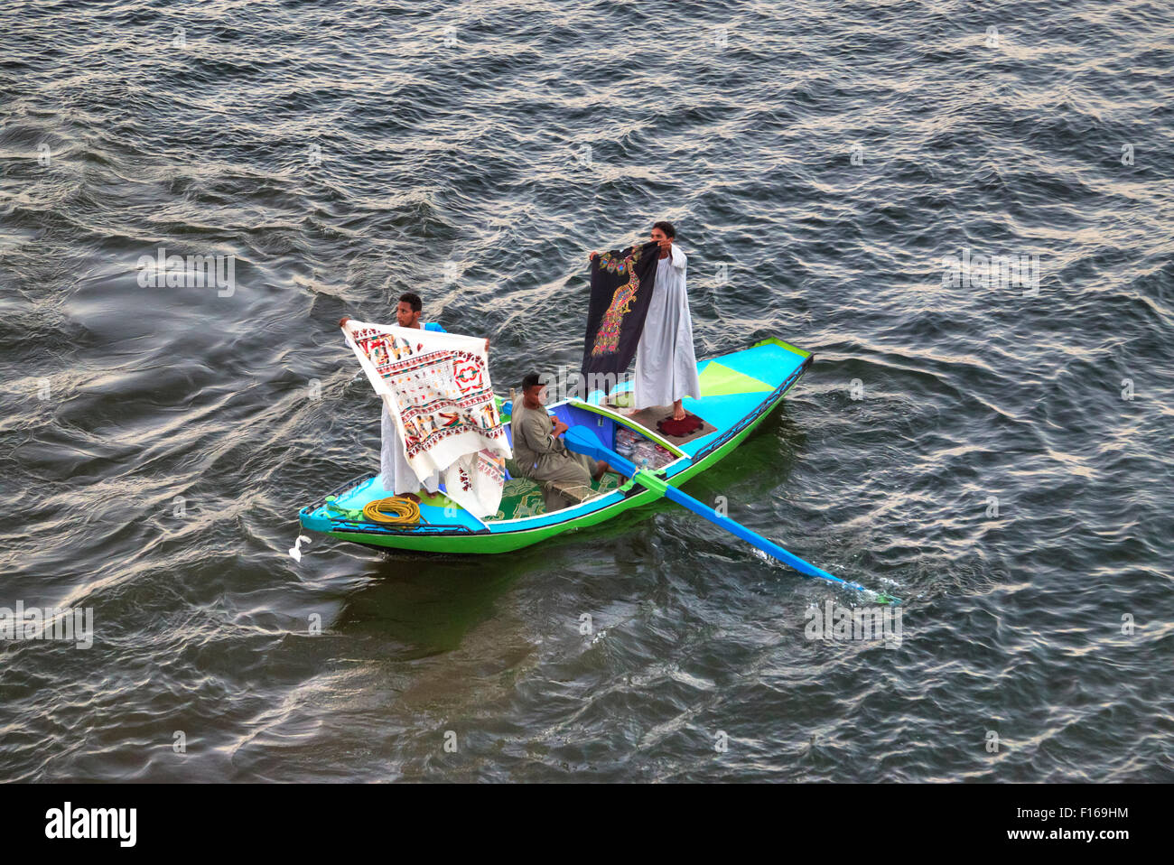 Anbieter, die versuchen, Souvenirs aus ein Boot in Esna, Ägypten, Afrika zu verkaufen Stockfoto