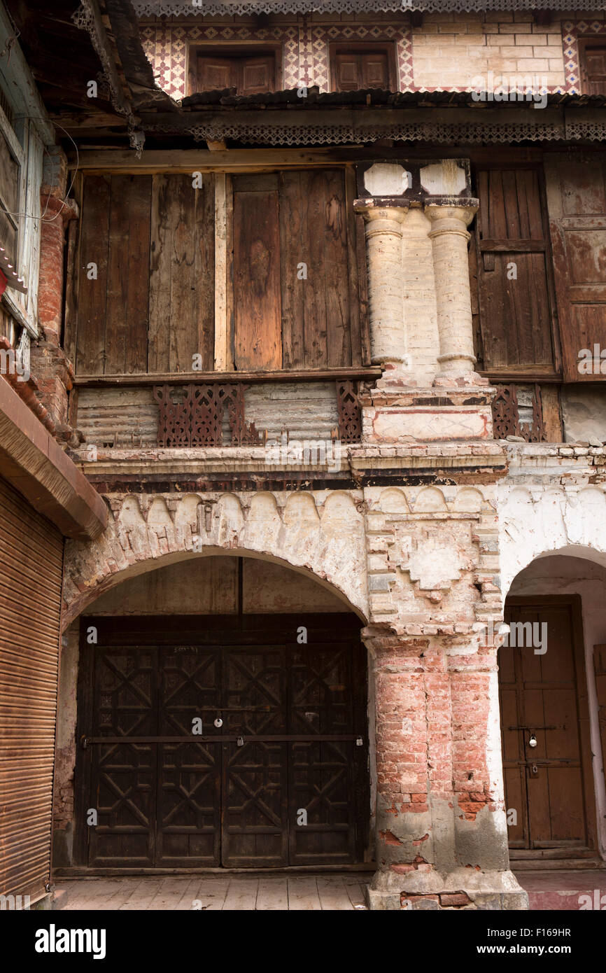 Indien, Jammu & Kaschmir, Srinagar, alte Stadt, Zaina Kadal Rd, alten Hof, historische architektonische Details Stockfoto