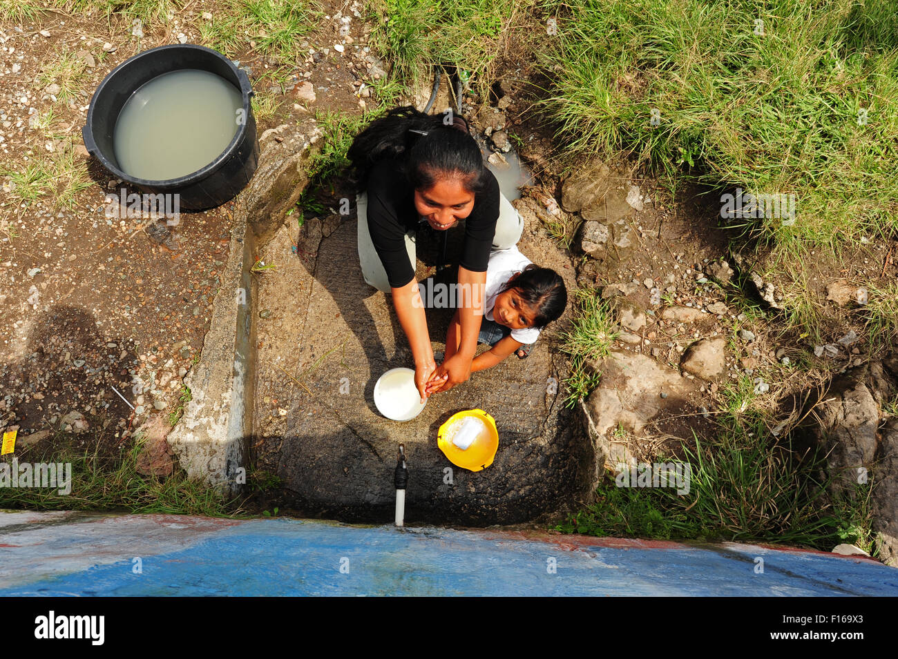 Guatemala, Aguacatan, Lehrerin (Angelica Maria Rodriguez-Lopez-23 Jahre) Schülerin (Mary Yoselyn Gomez Calan 5 Jahre) waschen Helfer Stockfoto