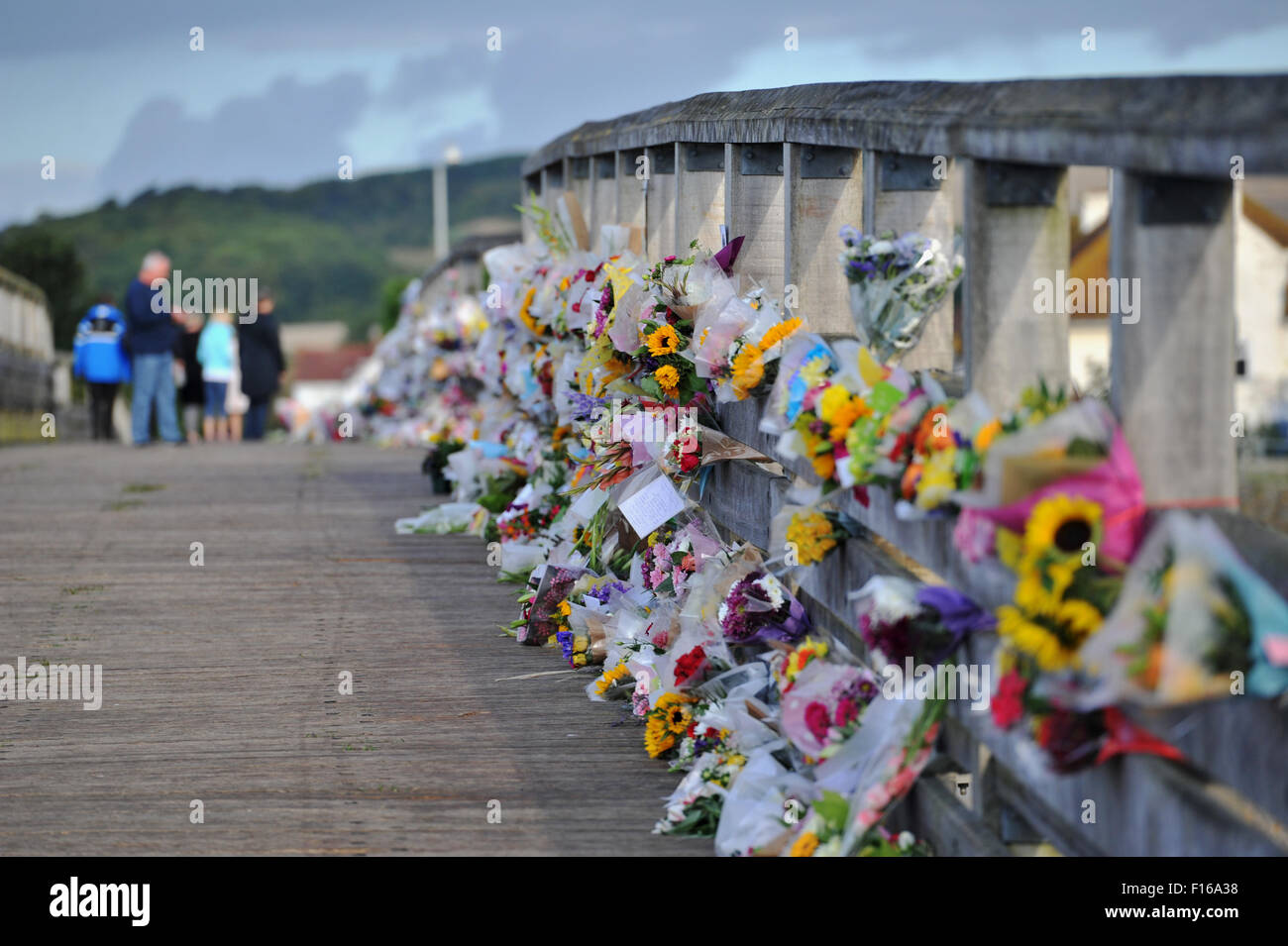 Shoreham, Sussex, UK. 28. August 2015. Tausende von floral Tribute und Nachrichten säumen alte Maut-Brücke überquert den Fluss Adur bei Shoreham, derer gedenken, die in der Shoreham Airshow-Katastrophe am vergangenen Wochenende es fast eine Woche gestorben ist, nachdem ein Hawker Hunter Jet stürzte auf der A27 bei einer Anzeige in der Shoreham Airshow tötete 11 Menschen Credit: Simon Dack/Alamy Live News Stockfoto