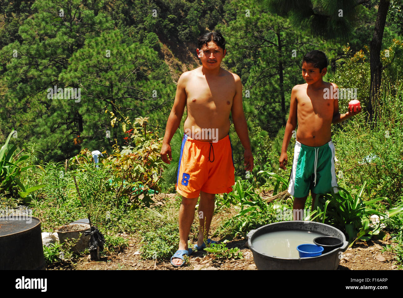 Guatemala, Aguacatan, Vater und Sohn unter Bad in der Natur (Rigoberto Rivas 22 mit Selvin Pu Rivas 13) Stockfoto