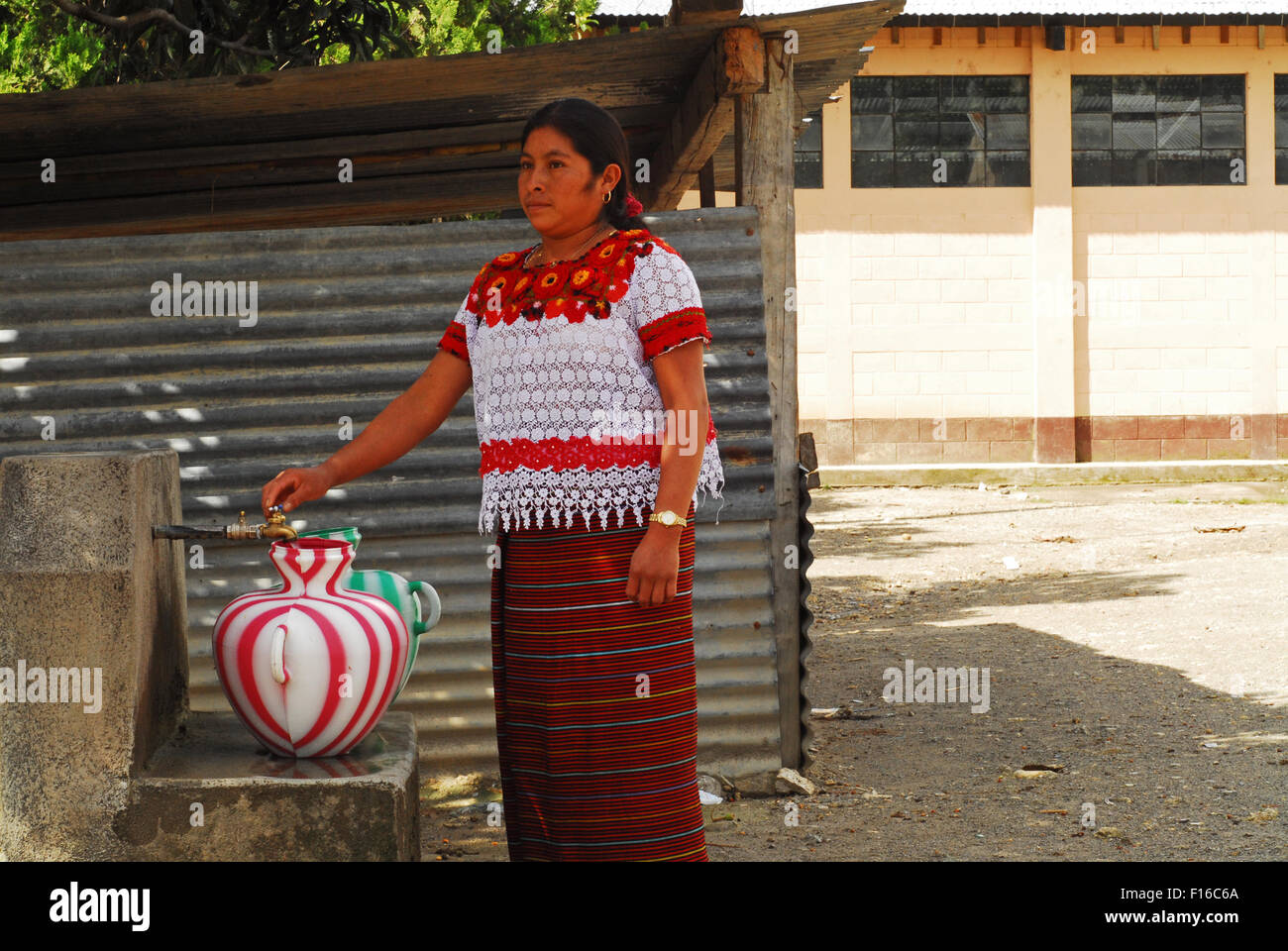 Guatemala, Aguacatan, indigene Frau unter Wasser aus Wasserhahn (Magdalena Garcia Solis 29 Jahre) Stockfoto