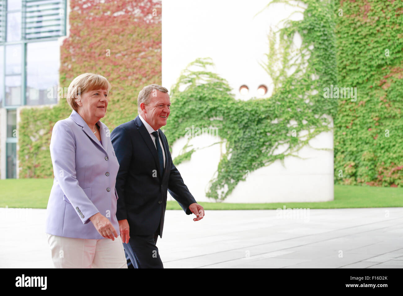 Berlin, Deutschland. 28. August 2015. Bundeskanzlerin Angela Merkel begrüßt dänischen Ministerpräsidenten Lars Løkke Rasmussen mit Militar-Ehren im Bundeskanzleramt in Berlin Deutschland am 28. August 2015. / Bild: Bundeskanzlerin Angela Merkel und Lars Løkke Rasmussen, Ministerpräsident von Dänemark. Bildnachweis: Reynaldo Chaib Paganelli/Alamy Live-Nachrichten Stockfoto