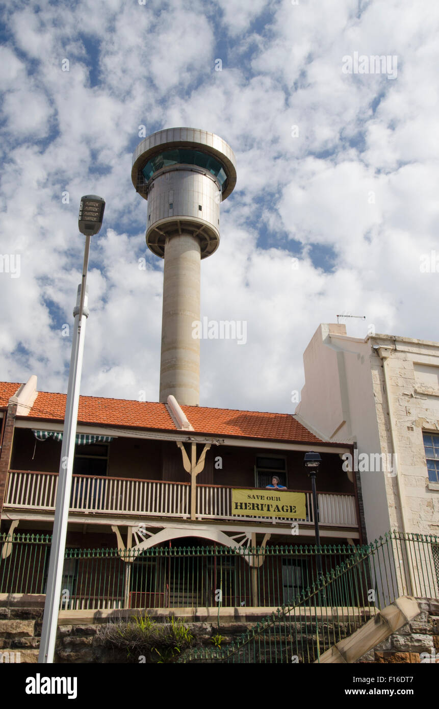 Der Sydney Ports Harbour Control Tower wurde 1974 gebaut, um den ...