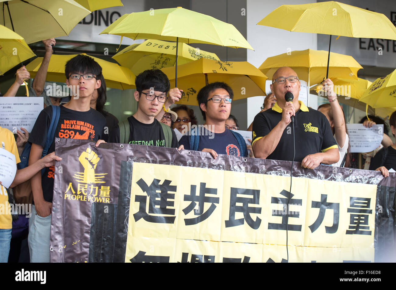 Hong Kong. 28. August 2015. Legislative Council-Mitglied Albert Chan Wai-Yip spricht während einer Protestaktion auf den Stufen des östlichen Magistrates Court vor seinem erscheinen vor Gericht. L R Joshua Wong, Nathan Recht, Wong Ho-Ming Albert Chan Credit: Jayne Russell/Alamy Live-Nachrichten Stockfoto