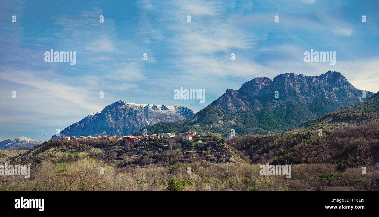 Dorf mit den schneebedeckten Bergen Hintergrund, Pyrenäen (Huesca) - Spanien Stockfoto