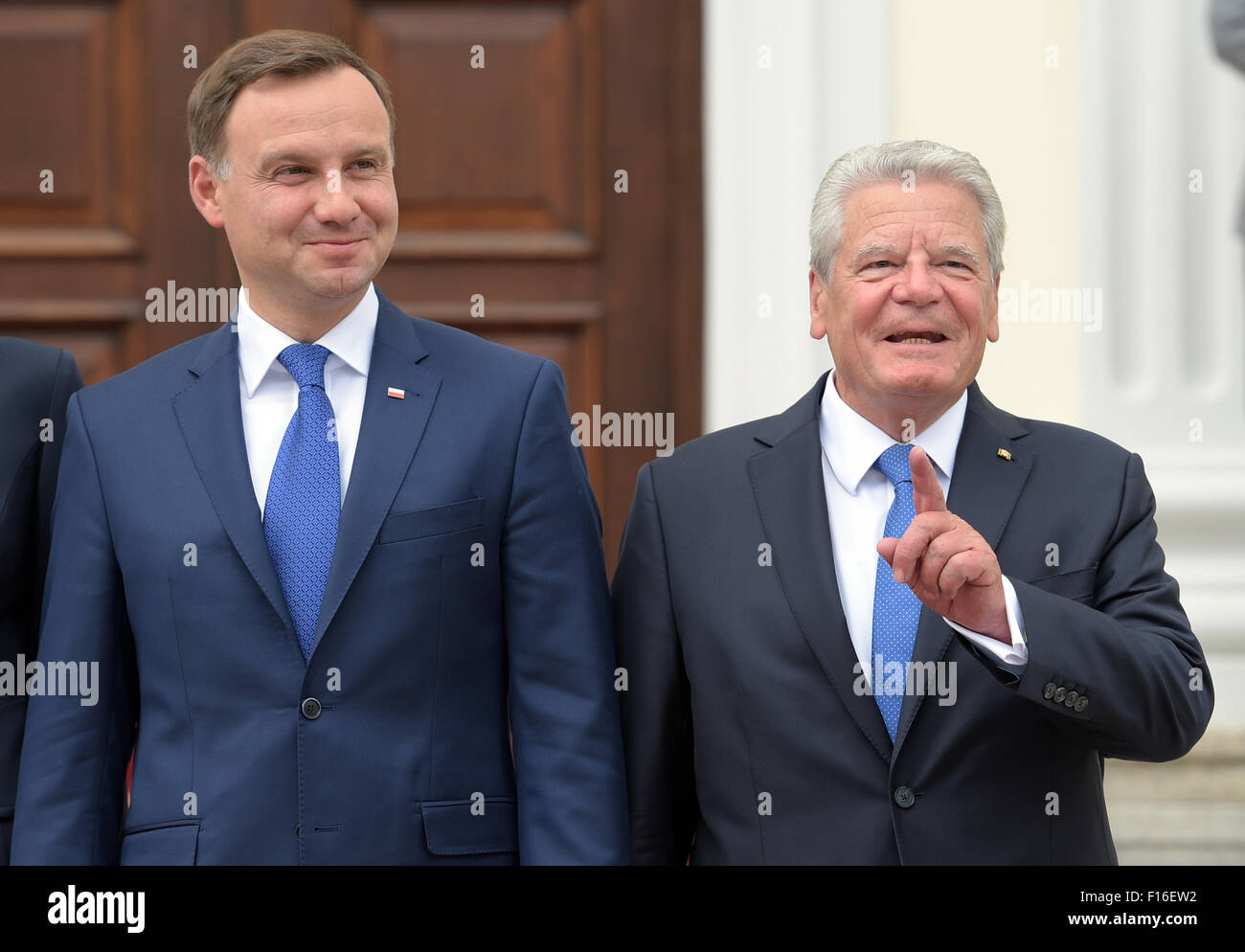 Berlin, Deutschland. 28. August 2015. Polens neuer Präsident Andrzej Duda German President Joachim Gauck (R) im Schloss Bellevue in Berlin, Deutschland, 28. August 2015 begrüßt. Bildnachweis: Dpa picture Alliance/Alamy Live News Stockfoto