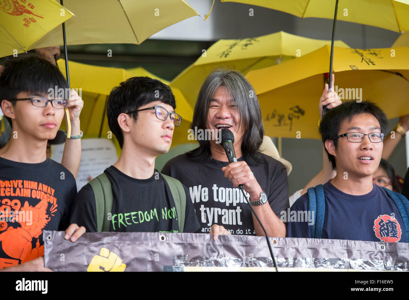 Hong Kong. 28. August 2015. Langfristig-Aktivist und Mitglied des gesetzgebenden Rates spricht "Langhaar" Leung Kwok-hung während einer Protestaktion auf den Stufen des östlichen Magistrates Court vor seinem erscheinen vor Gericht. Legislative Council-Mitglied Albert Chan Wai-Yip spricht während einer Protestaktion auf den Stufen des östlichen Magistrates Court vor seinem erscheinen vor Gericht. L R Joshua Wong, Nathan Gesetz, Leung Kwok-hung, Wong Ho-Ming Credit: Jayne Russell/Alamy Live-Nachrichten Stockfoto