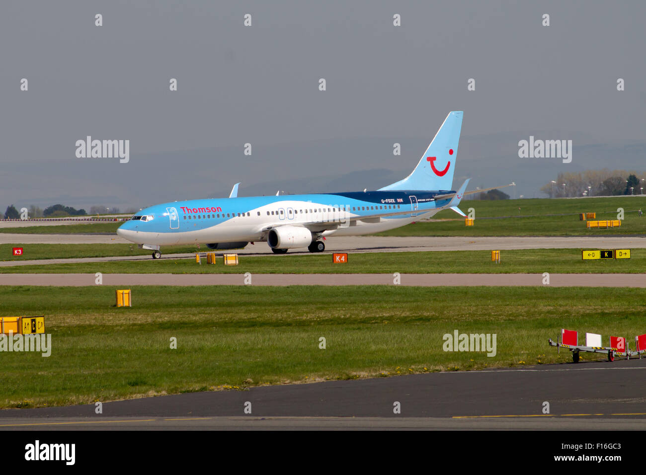 Thomson Airways Boeing 737 Flugzeug auf Manchester Flughafen-Startbahn rollen. Stockfoto