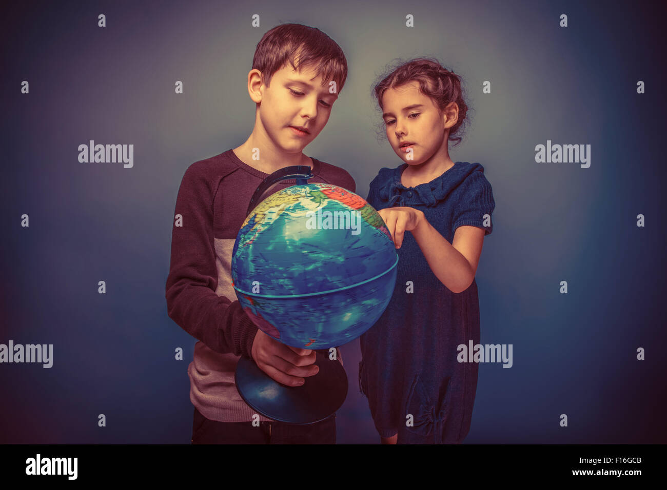 Teen jungen und Mädchen der Europäischen Erscheinung sieben Jahre halten Stockfoto