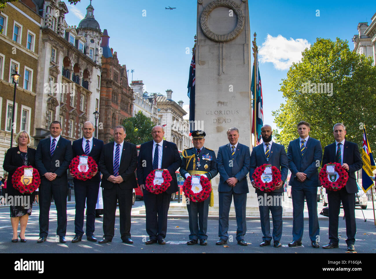 Whitehall, London, UK. 28. August 2015.  Sechs Kränze werden am Cenotaph von Vertretern der Streitkräfte, der RFL, die Rugby League-Bundestagsfraktion und Ladbrokes Challenge Cup Finalisten Hull Kingston Rovers und Leeds Rhinos, vor Samstag Ladbrokes Challenge Cup-Finale im Wembley-Stadion verlegt. Bild: Die Kranzlegung Partei posiert für ein Foto vor dem Beginn der Zeremonie. Bildnachweis: Paul Davey/Alamy Live-Nachrichten Stockfoto