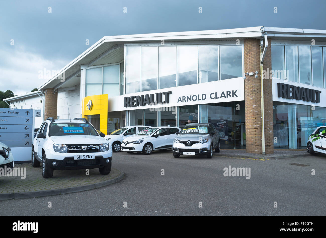 dh Renault Autos UK Renault Auto Autohaus Arnold Clark Auto Händler Vorplatz Stockfoto