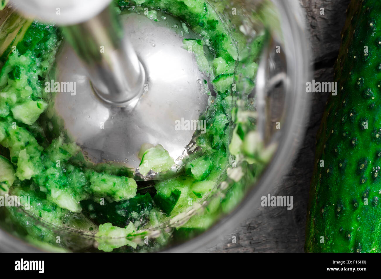 Kochen Gurken-Smoothie mit Hand-Mixer-Draufsicht Stockfoto