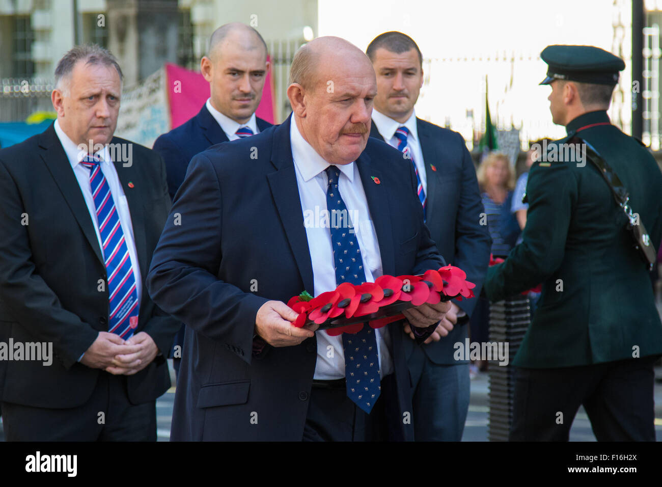 Whitehall, London, UK. 28. August 2015.  Sechs Kränze werden am Cenotaph von Vertretern der Streitkräfte, der RFL, die Rugby League-Bundestagsfraktion und Ladbrokes Challenge Cup Finalisten Hull Kingston Rovers und Leeds Rhinos, vor Samstag Ladbrokes Challenge Cup-Finale im Wembley-Stadion verlegt. Im Bild: RFL Vorsitzender Brian Barwick. Bildnachweis: Paul Davey/Alamy Live-Nachrichten Stockfoto