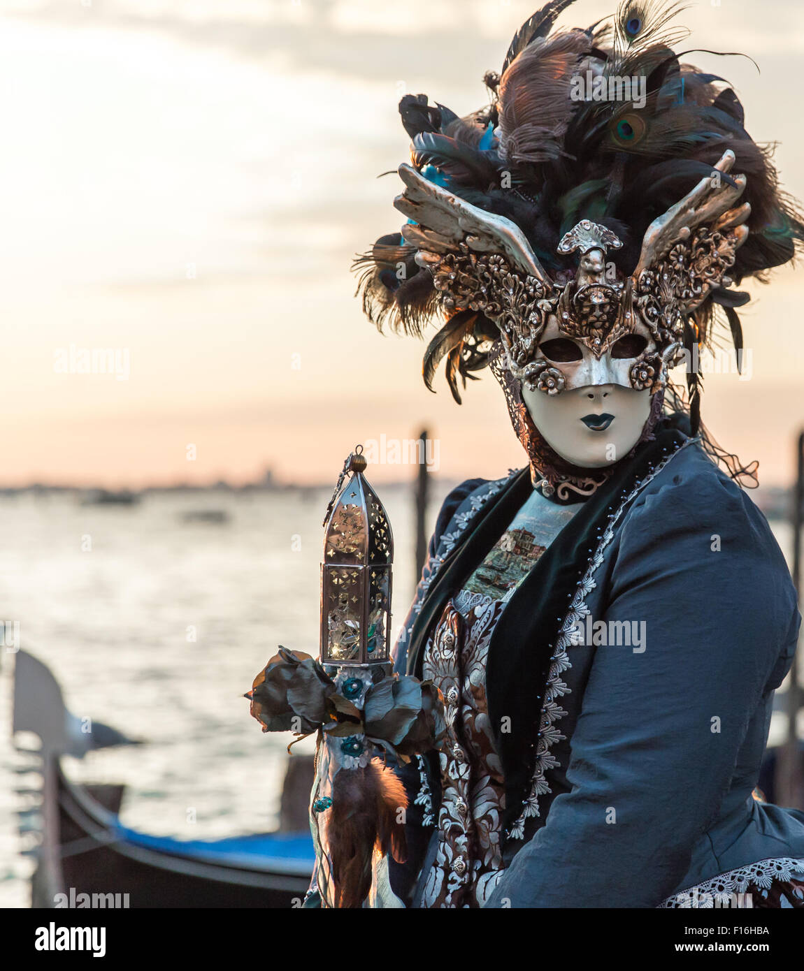 Eine reich verzierte Kopfschmuck mit geflügelten Maske und Pfau Federn an den Karneval in Venedig Stockfoto