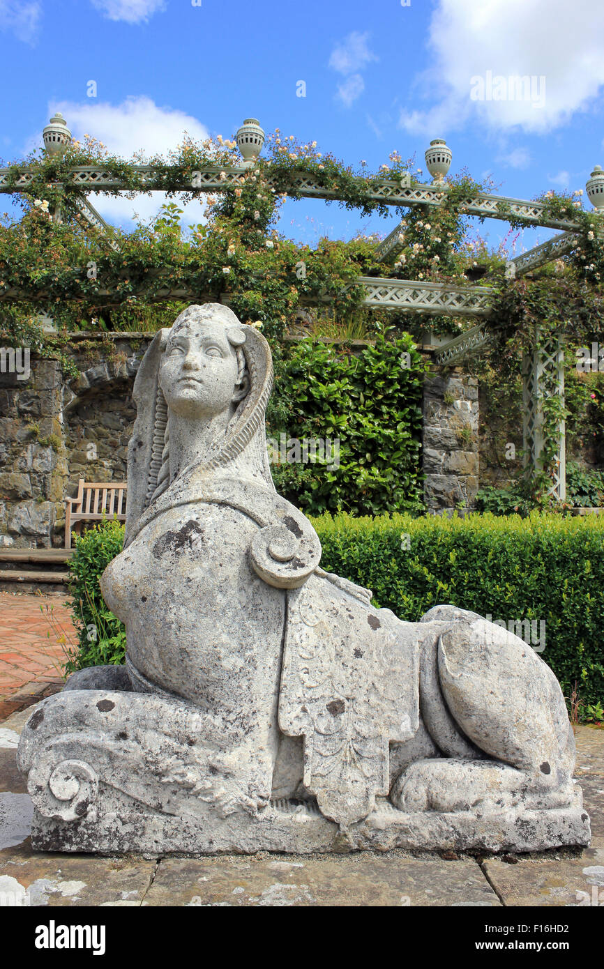 Die Sphinx-Statue auf Kanal Terrasse, Bodnant Gardens Stockfoto