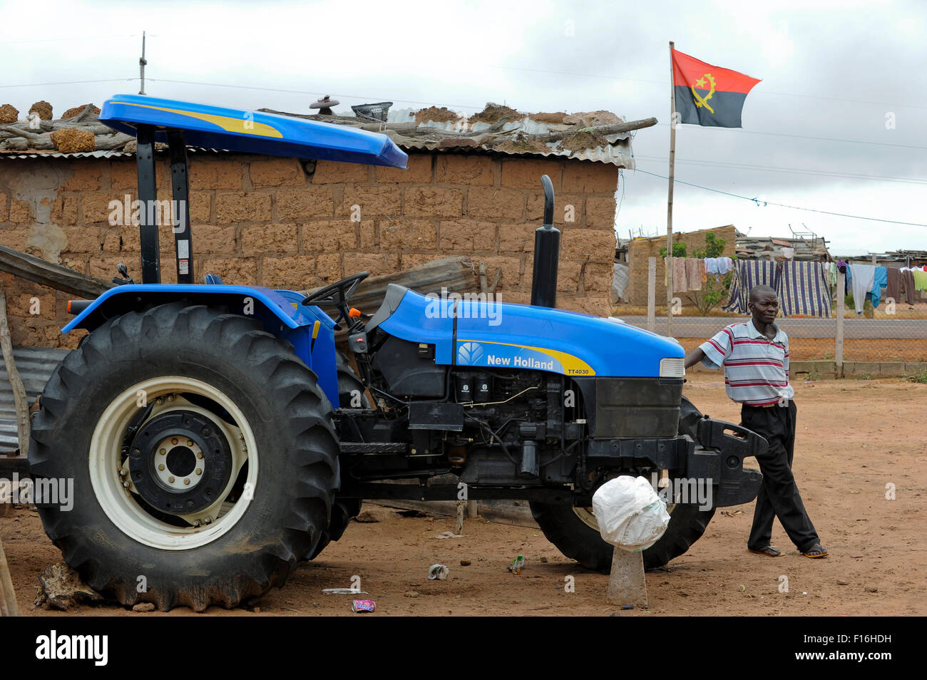 ANGOLA Malanje, "Wahl-Traktor" in vielen Dörfern neue Traktoren wurden Leiter von der Regierungspartei MPLA als Geschenk vor der Wahl gegeben, nach ungelernten verwenden Sie die Traktoren nicht in Ordnung sind, und es gibt kein Geld für Ersatzteile oder Wartung Stockfoto