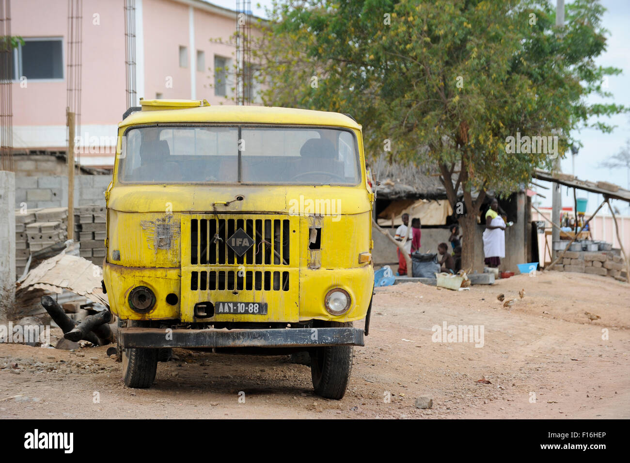 ANGOLA Straße nach Calulo, alte ddr-Lkw IFA W50, die in der DDR Deutsche Demokratische Republik produziert wurde als Entwicklungshilfe in Angola in den 80ern geliefert Stockfoto
