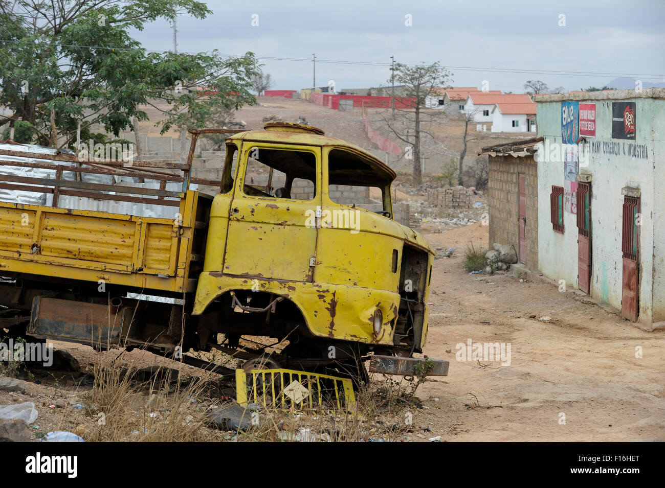 ANGOLA Straße nach Calulo, alte ddr-Lkw IFA W50, die in der DDR Deutsche Demokratische Republik produziert wurde als Entwicklungshilfe in Angola in den 80ern geliefert Stockfoto