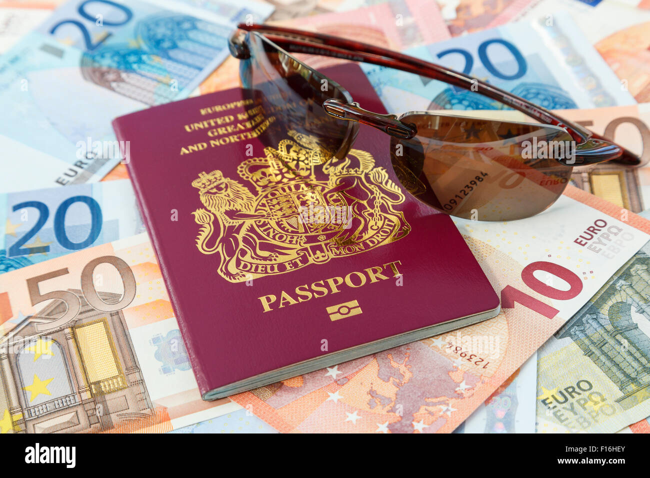 Reisen Dinge mit einem britischen Reisepass Währung Euro und Sonnenbrillen für Reisen in die Länder der Eurozone aus Großbritannien. Europäische geld Brexit Konzept Stockfoto