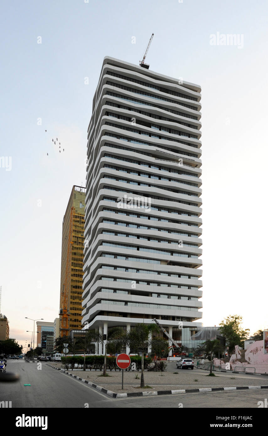 ANGOLA Luanda, die Hauptstadt ist eines der teuren Immobilienmärkte weltweit, in perfekter Symbiose: die neuen Büroturm des Angolian State Oil Company Sonangol und Büroturm CIF Luanda eines Hongkong CIF China International Fund, CIF finanziert Infrastruktur-Projekte mit Milliarden schweren Kredite und Angola ist zurück mit Rohöl nach China bezahlen Stockfoto