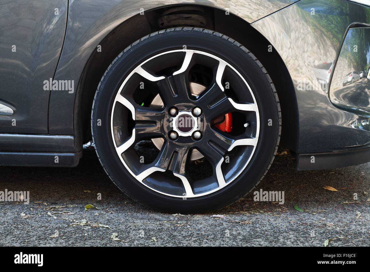 Rad des modernen Autos auf schwarzen Stahlscheibe mit roten Bremse innen Stockfoto
