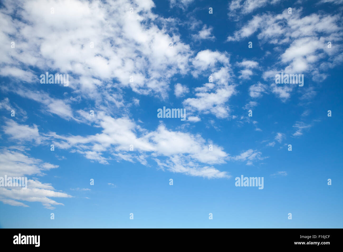 Altocumulus, strahlend blauer Himmel mit mittleren Art von Wolken, natürlichen Hintergrundfoto Stockfoto
