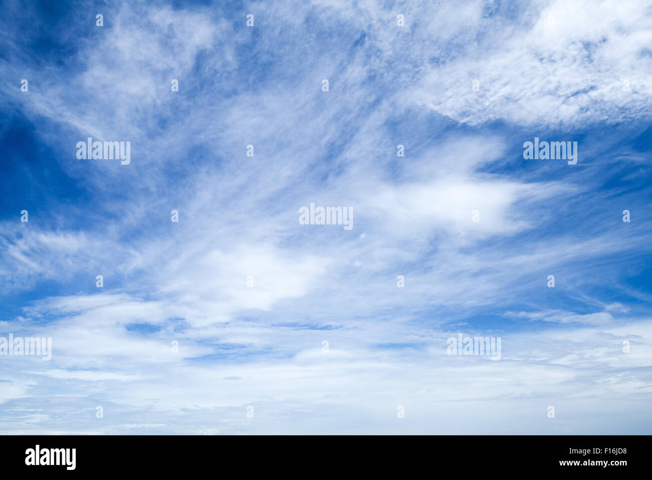 Altostratus und Altocumulus. Strahlend blauer Himmel mit verschiedenen Arten von Wolken, natürlichen Hintergrundfoto Stockfoto