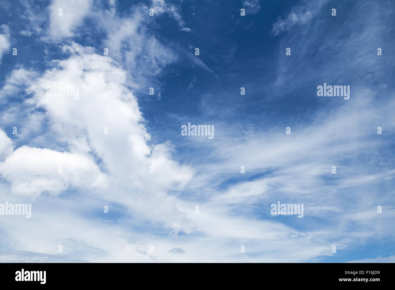 Cirrus, Cumulus und Altocumulus. Strahlend blauer Himmel mit verschiedenen Arten von Wolken, natürlichen Hintergrundfoto Stockfoto