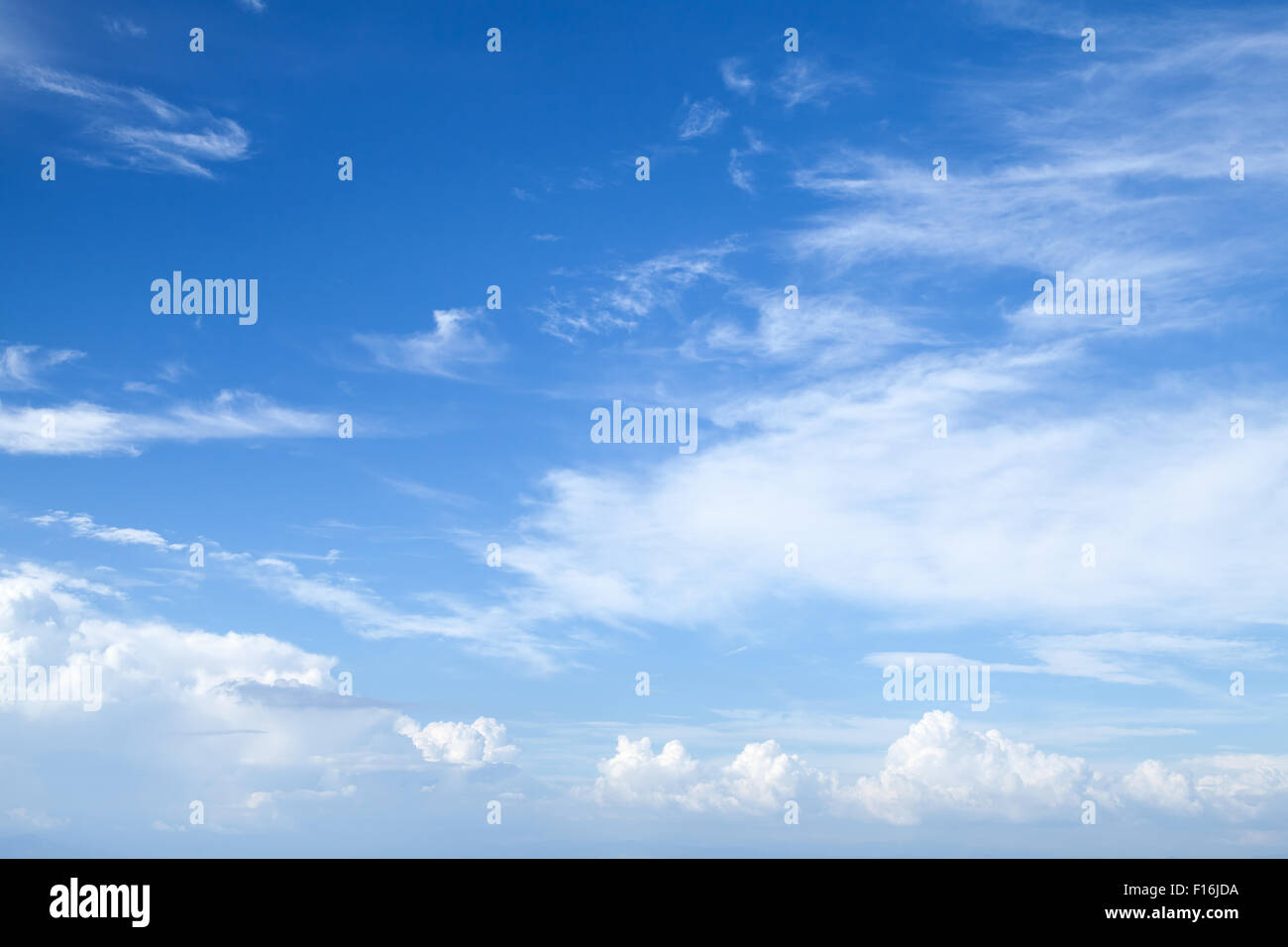 Cirrus und Stratocumulus. Strahlend blauer Himmel mit verschiedenen Arten von Wolken, natürlichen Hintergrundfoto Stockfoto