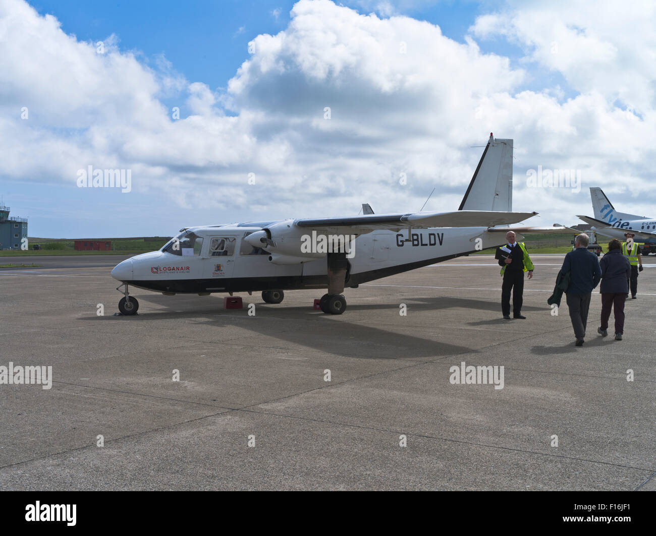 dh Kirkwall Flughafen KIRKWALL ORKNEY Internat Loganair Britten-Norman Islander bn2b-26 Flugzeug Menschen Flugzeug Stockfoto
