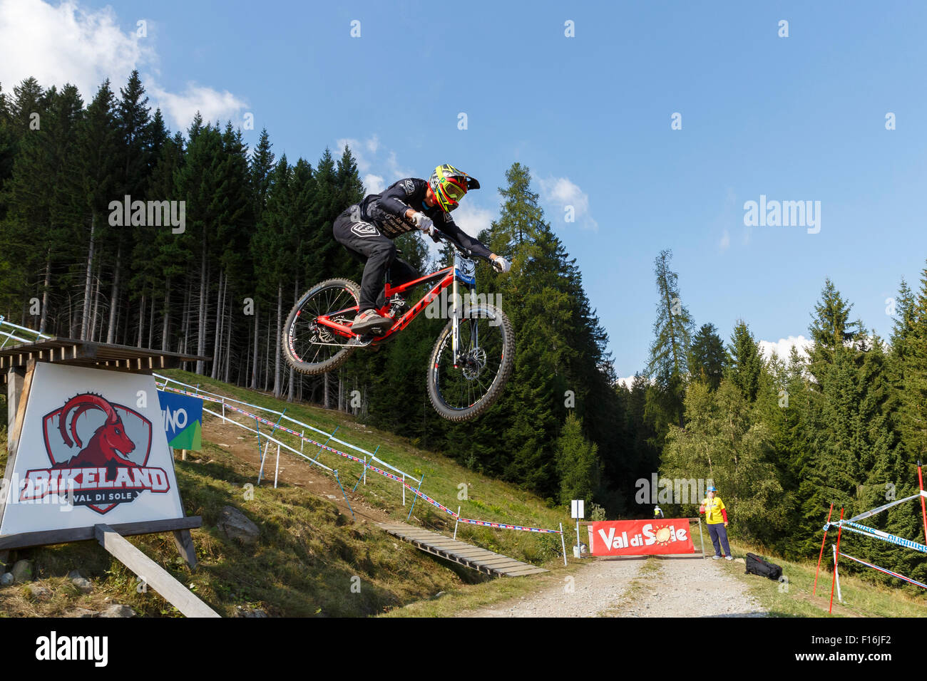 Val Di Sole, Italien - 22. August 2015: Lac Blanc Scott Team, Fahrer Georges Pierre Charles in Aktion während der Mens Elite Downhill letzten WM bei der Uci Mountain Bike im Val di Sole, Trento, Italien Stockfoto