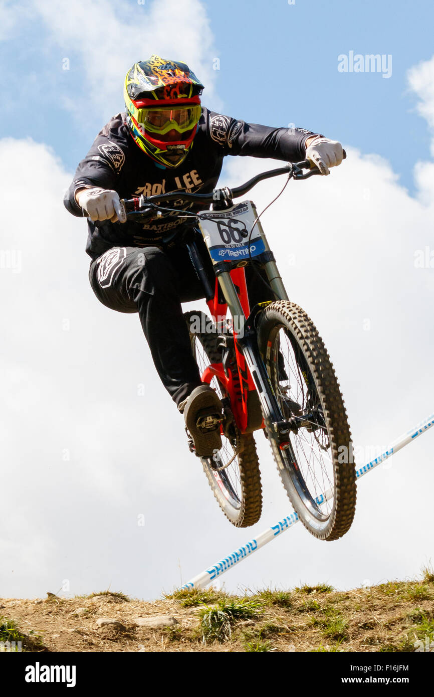 Val Di Sole, Italien - 22. August 2015: Lac Blanc Scott Team, Fahrer Georges Pierre Charles in Aktion während der Elite Downhill Stockfoto