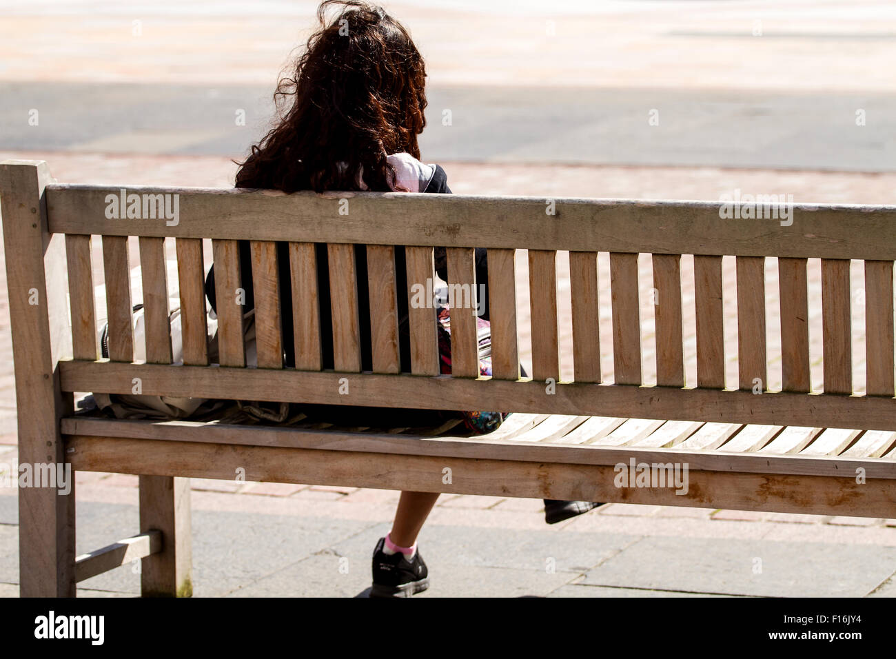 Dundee, Tayside, Scotland, UK, 28. August 2015. Wetter: Beginn der Bank Holiday Wochenende, herrlichem Wetter fegen über Dundee heute. Leute sitzen außen Kneipen und Cafés in der Stadt Zentrum genießen die sonnige warme Wetter mit Minimum-Temperatur 17° C. Die Bank Holiday "Ende des Sommers"-Verkauf beginnt morgen endet am Montag, den 31. August.  Bildnachweis: Dundee Photographics / Alamy Live News Stockfoto