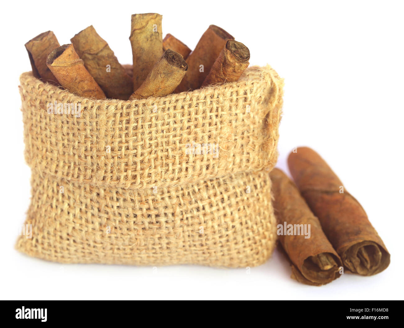 Weißem Hintergrund Tabakblättern in Sack rollte Stockfoto
